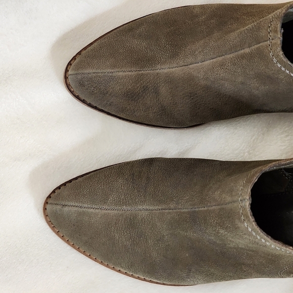 Vince Camuto Carlal Taupe Leather Booties Luxury Silk Goat Texture Ankle Boots - Picture 15 of 16